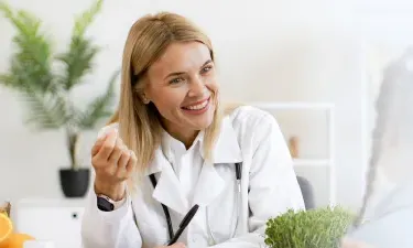 特拉华州 family nurse practitioner smiling with pediatric patient during appointment