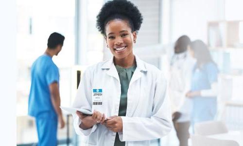 夏威夷 DNP nurse executive smiling with patient charts in hospital 